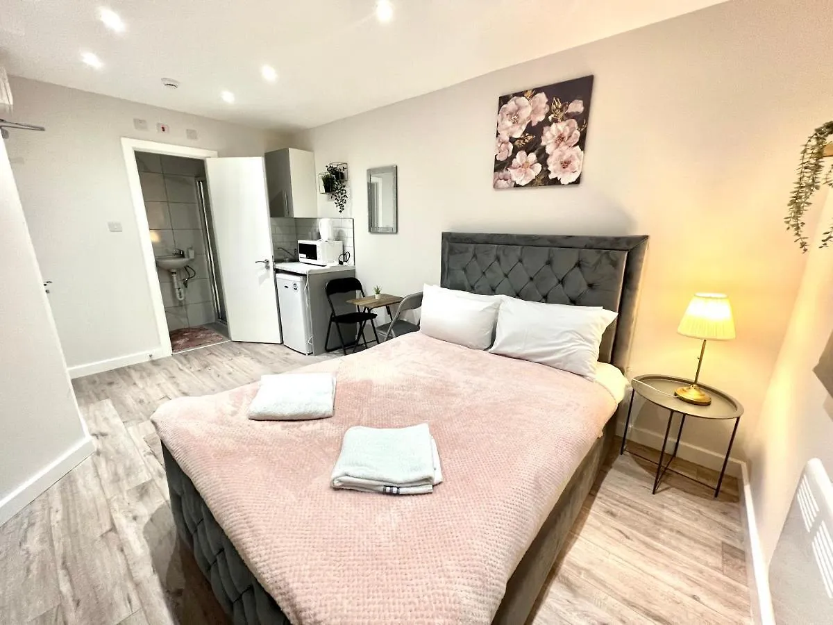 Golden Residences - Oakway Feltham Guest house