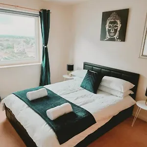 Apartment ⭑ Staywelcome- Stylish Near Heathrow, Skyline Views ⭑, Feltham